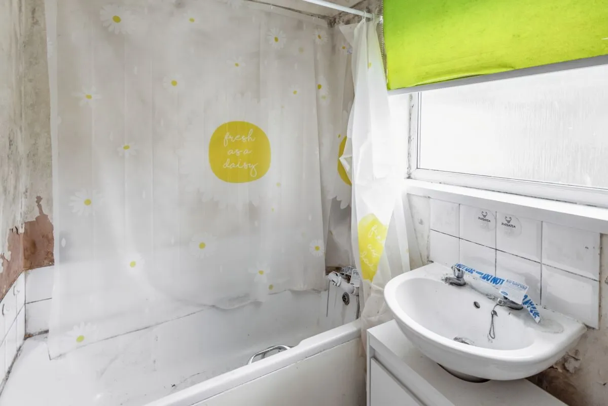 Grimsby, South Humberside, DN31 2NG - Online Auctions