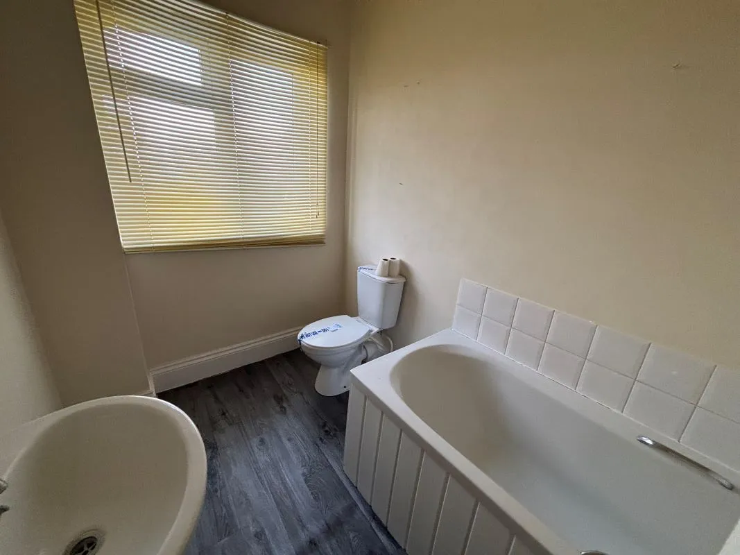 Grimsby, South Humberside, DN32 9NY - Online Auctions