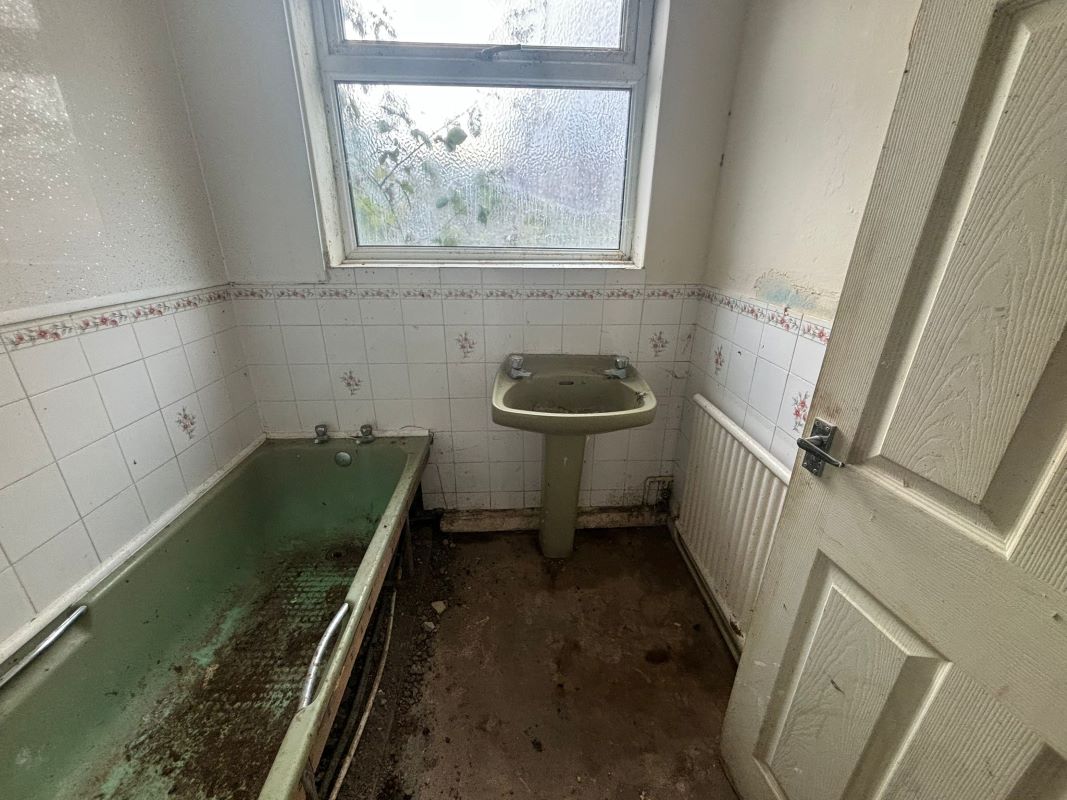 Grimsby, South Humberside, DN32 7LA - Online Auctions