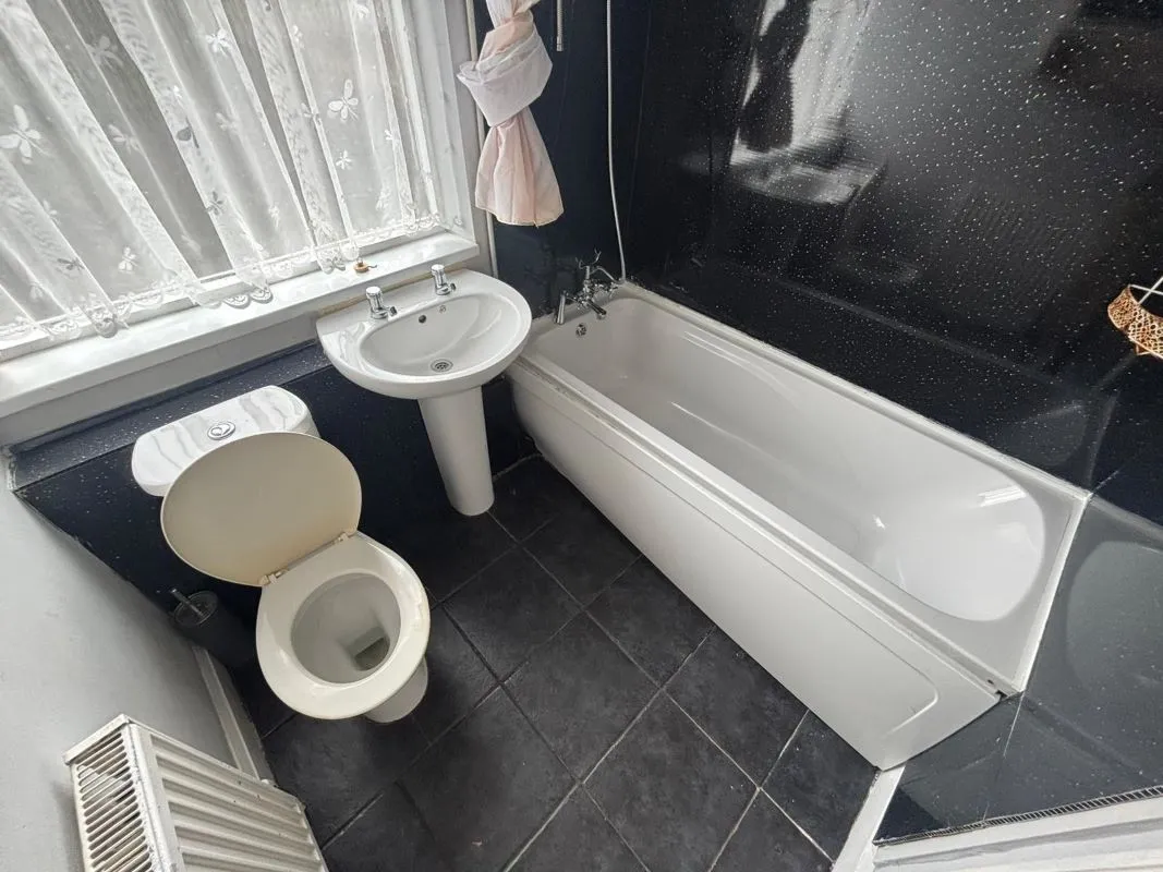 Grimsby, South Humberside, DN32 9QG - Online Auctions