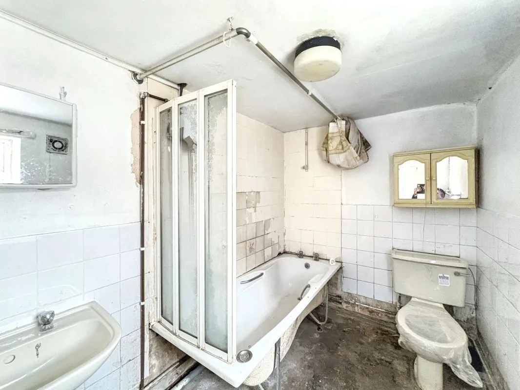 Grimsby, South Humberside, DN32 8AF - Online Auctions