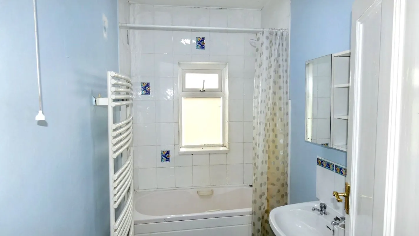 Scarborough, North Yorkshire, YO12 7RT - Online Auctions
