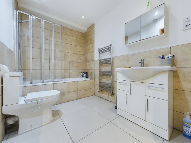 Property for Auction in London - Flat D, 391 Old Ford Road, Tower Hamlets, London