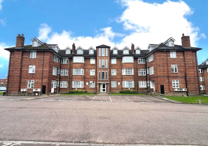 Property for Auction in London - 8 Parkwood Flats, Oakleigh Road North, Whetstone, London