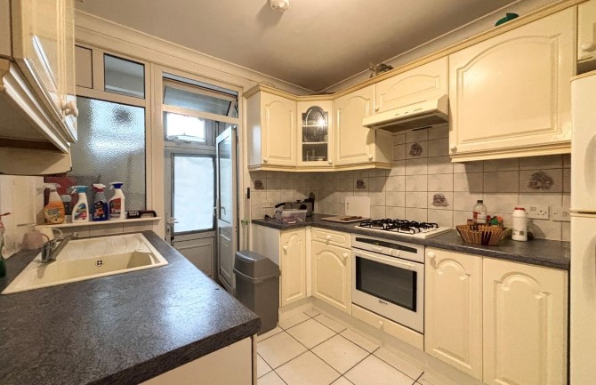 Property for Auction in London - 8 Parkwood Flats, Oakleigh Road North, Whetstone, London