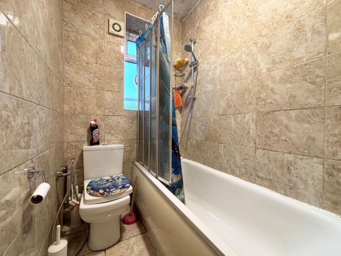 Property for Auction in London - 8 Parkwood Flats, Oakleigh Road North, Whetstone, London
