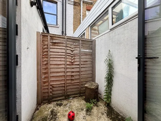 Property for Auction in London - 638D Green Lanes, Hornsey, London