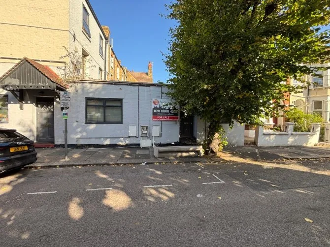 Property for Auction in London - 638D Green Lanes, Hornsey, London
