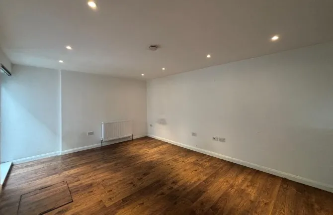 Property for Auction in London - 638D Green Lanes, Hornsey, London