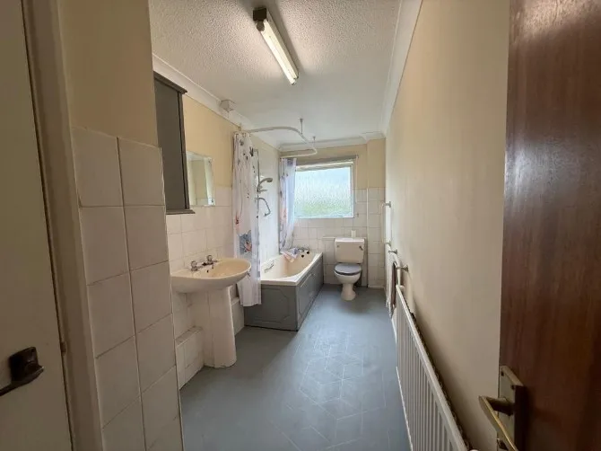 Property for Auction in London - 4 Lodden Close, Bicester, Oxfordshire