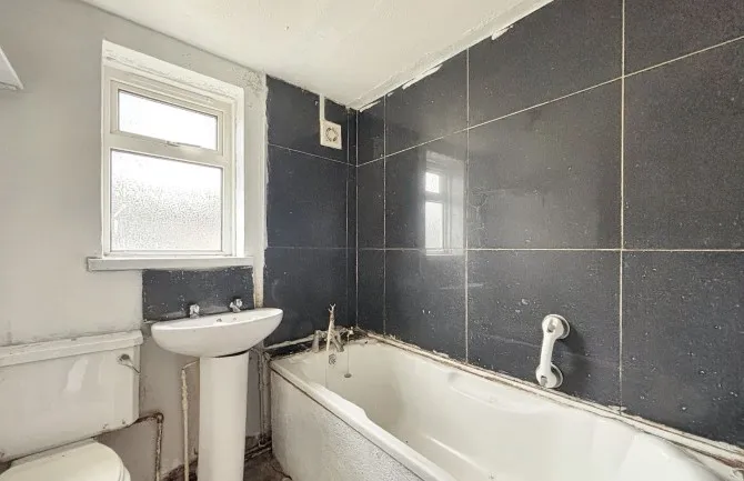 Property for Auction in London - 182 Luton Road, Chatham, Medway