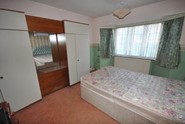 Property for Auction in Northamptonshire - 45 Greenview Drive, Links View, Northampton, Northamptonshire