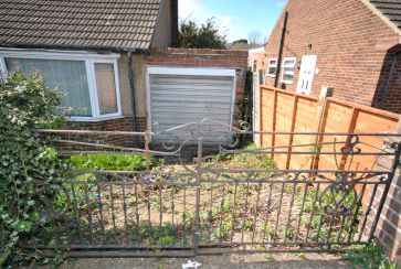 Property for Auction in Northamptonshire - 45 Greenview Drive, Links View, Northampton, Northamptonshire