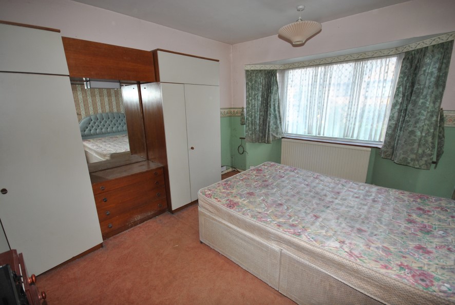 Property for Auction in Northamptonshire - 45 Greenview Drive, Links View, Northampton, Northamptonshire