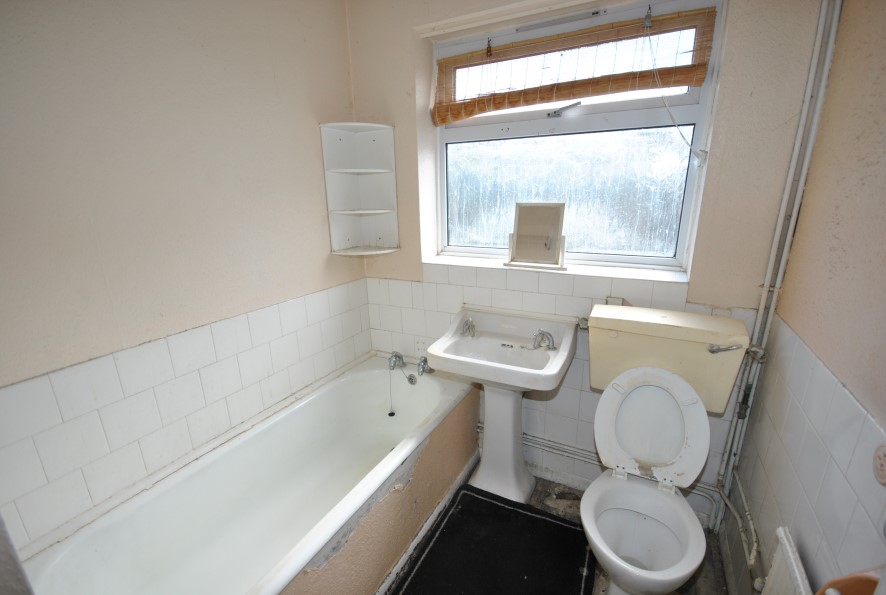 Property for Auction in Northamptonshire - 45 Greenview Drive, Links View, Northampton, Northamptonshire