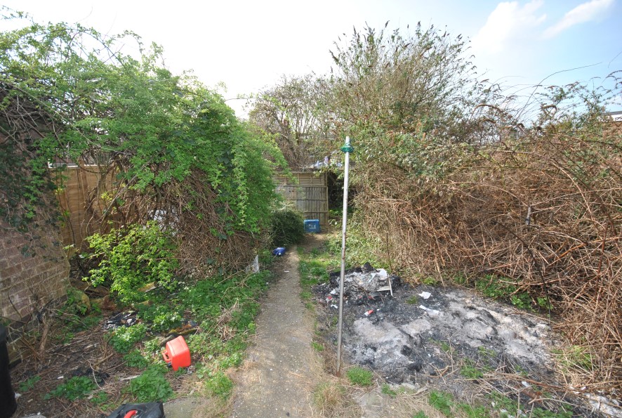 Property for Auction in Northamptonshire - 45 Greenview Drive, Links View, Northampton, Northamptonshire