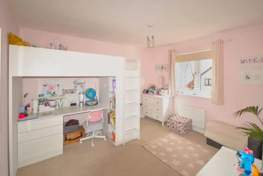 Property for Auction in Northamptonshire - 7 Scott Close, Northampton, Northamptonshire NN5 4DZ