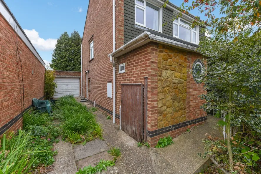 Property for Auction in Northamptonshire - 78 Highlands Avenue, Northampton, Northamptonshire NN3 6BQ