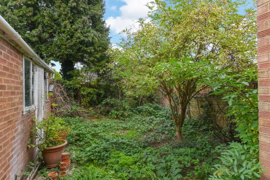 Property for Auction in Northamptonshire - 78 Highlands Avenue, Northampton, Northamptonshire NN3 6BQ