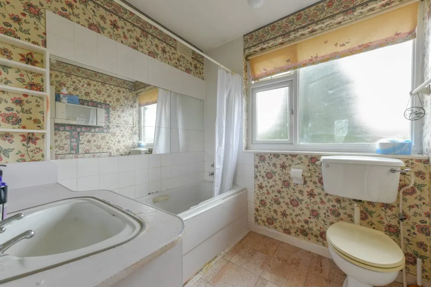 Property for Auction in Northamptonshire - 78 Highlands Avenue, Northampton, Northamptonshire NN3 6BQ
