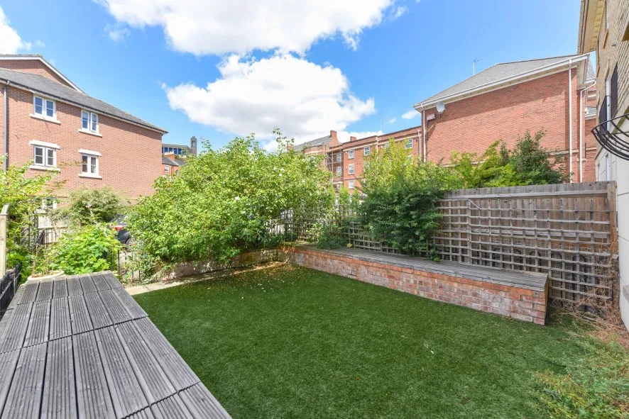 Property for Auction in Northamptonshire - 83 Scholars Court, Northampton, Northamptonshire NN1 1ES