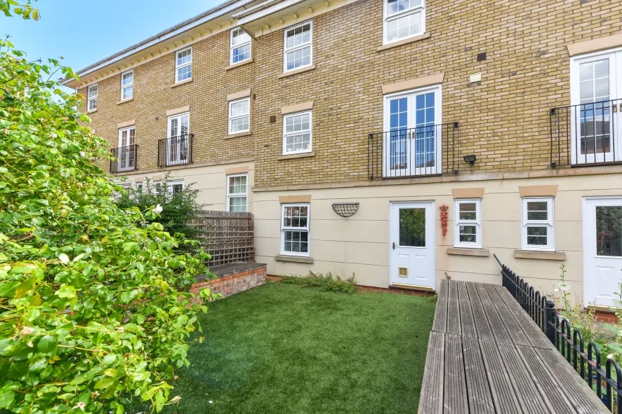 Property for Auction in Northamptonshire - 83 Scholars Court, Northampton, Northamptonshire NN1 1ES