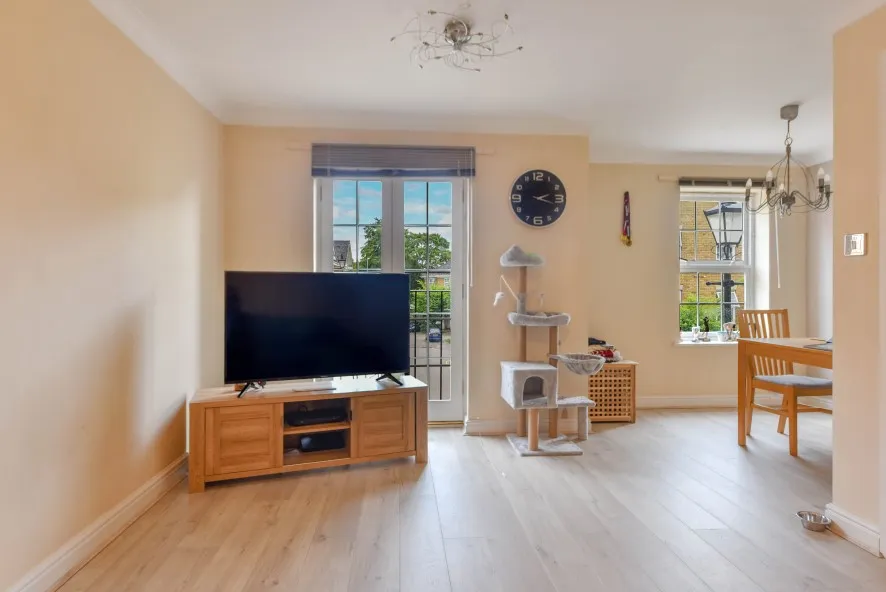 Property for Auction in Northamptonshire - 83 Scholars Court, Northampton, Northamptonshire NN1 1ES