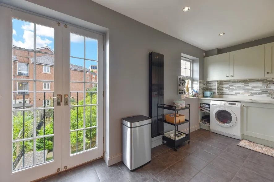 Property for Auction in Northamptonshire - 83 Scholars Court, Northampton, Northamptonshire NN1 1ES