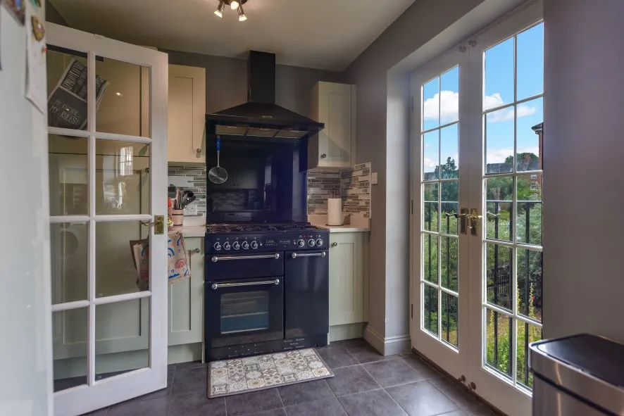 Property for Auction in Northamptonshire - 83 Scholars Court, Northampton, Northamptonshire NN1 1ES
