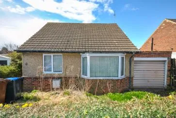 Property for Auction in Northamptonshire - 45 Greenview Drive, Links View, Northampton, Northamptonshire