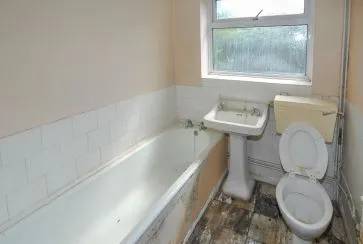 Property for Auction in Northamptonshire - 45 Greenview Drive, Links View, Northampton, Northamptonshire