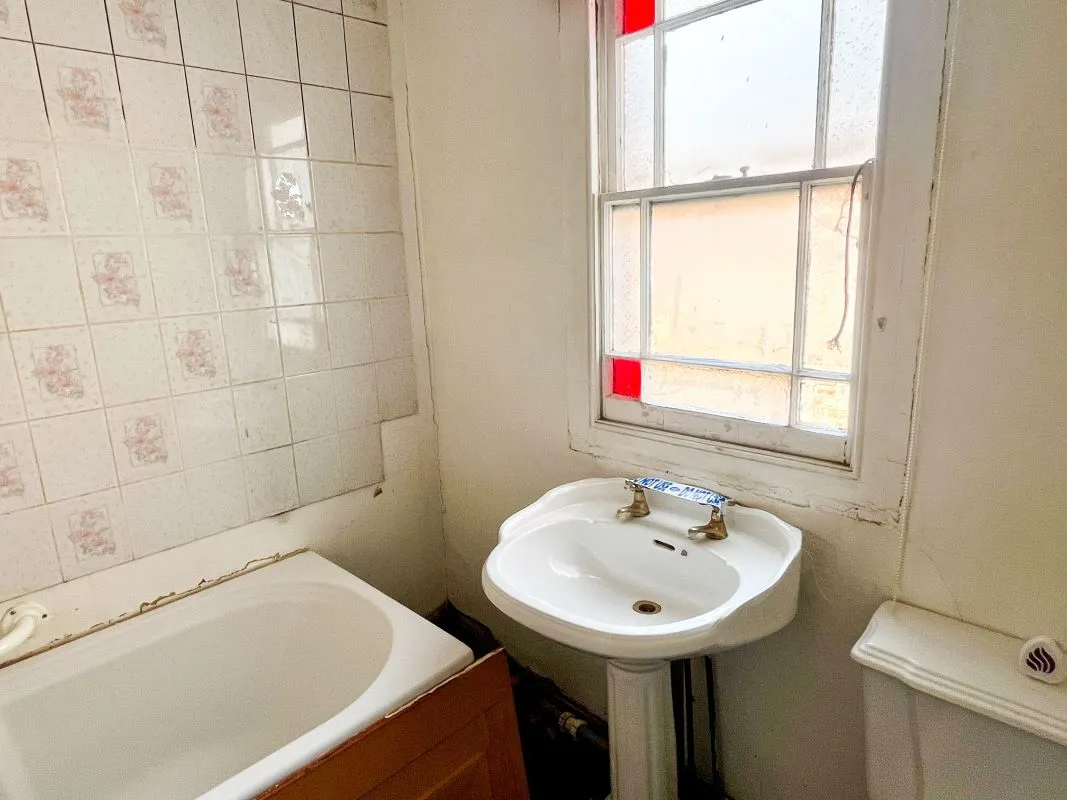 Northampton, Northamptonshire, NN2 6AP - Online Auctions