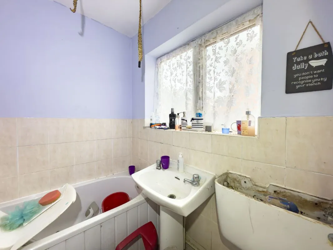 Gateshead, Tyne And Wear, NE8 1RJ - Online Auctions