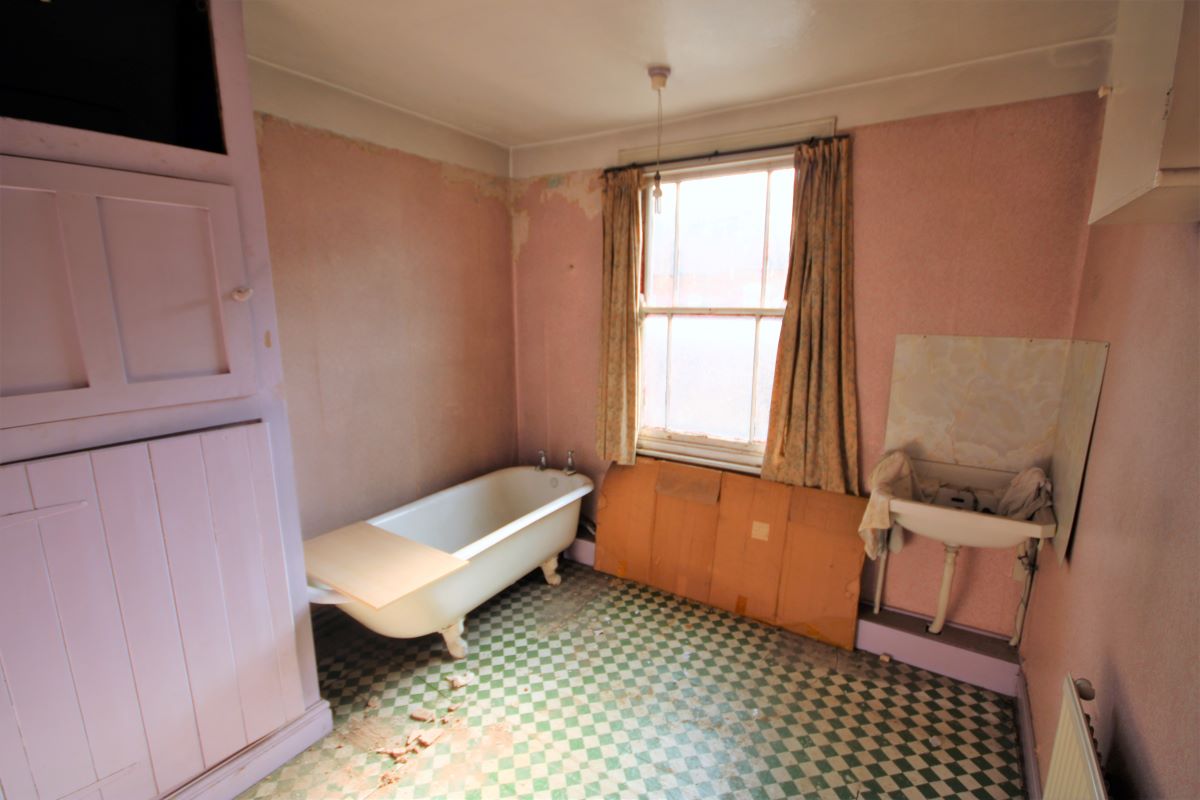 Mansfield, Nottinghamshire, NG18 5PF - Online Auctions