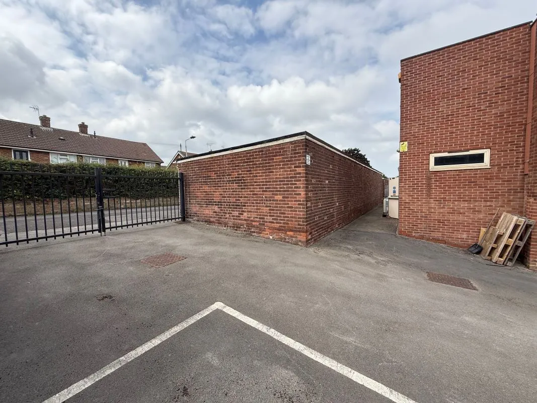 Mansfield, Nottinghamshire, NG19 6QB - Online Auctions