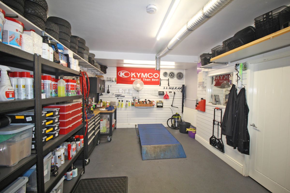 Worksop, Nottinghamshire, S80 2AU - Online Auctions