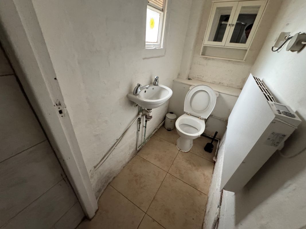 Mansfield, Nottinghamshire, NG18 5PN - Online Auctions