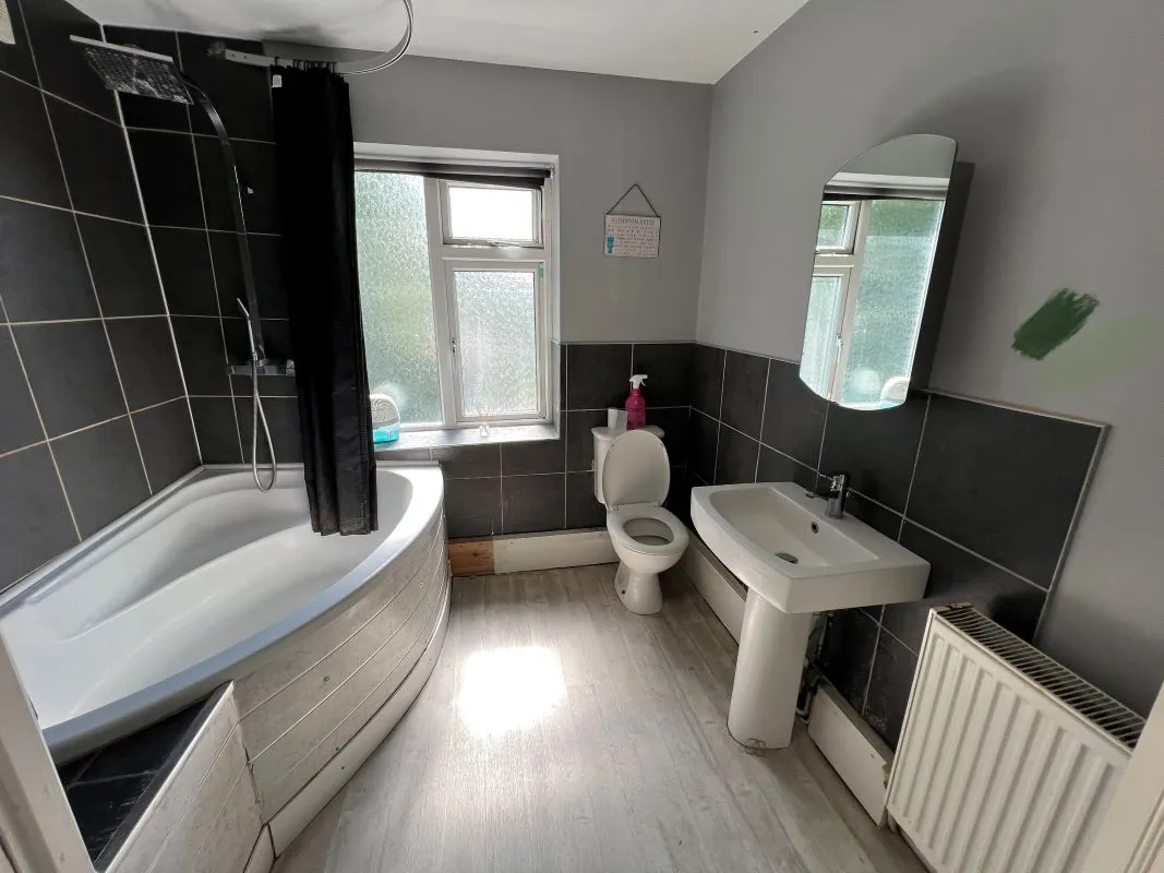 Swadlincote, Derbyshire, DE11 9BG - Online Auctions