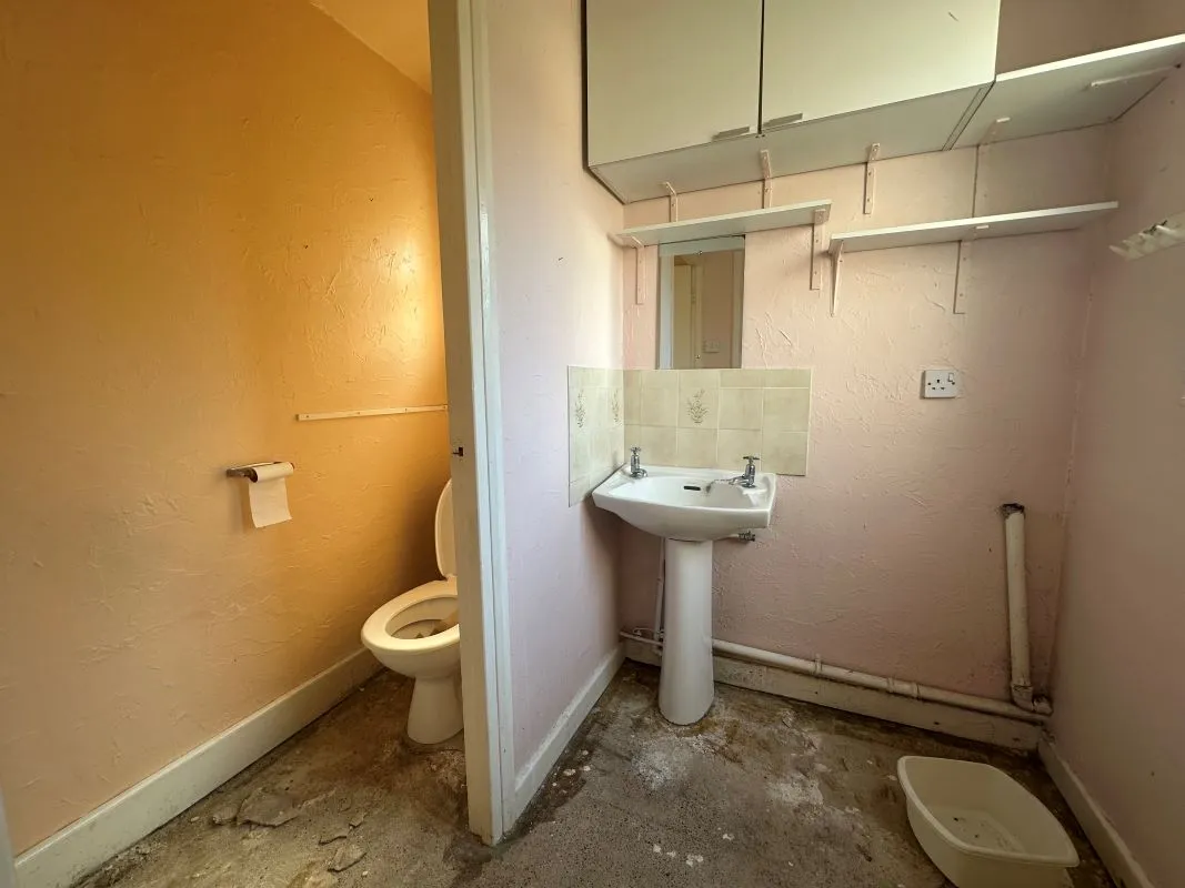 Nottingham, Nottinghamshire, NG6 9HF - Online Auctions