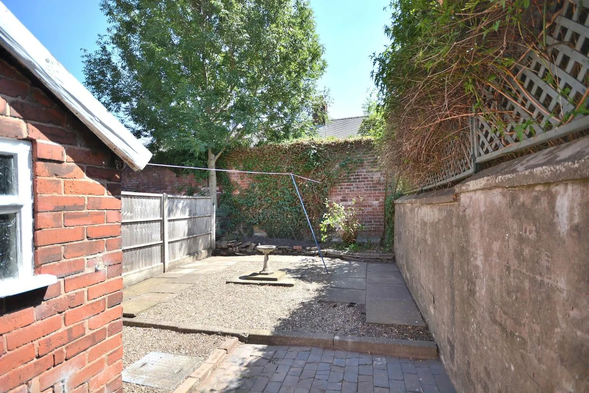 Mansfield, Nottinghamshire, NG18 5PF - Online Auctions