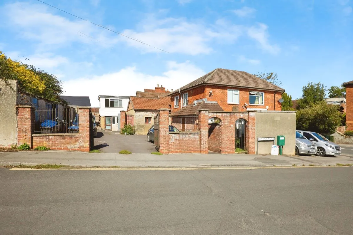 Warminster, Wiltshire, BA12 9BW - Online Auctions