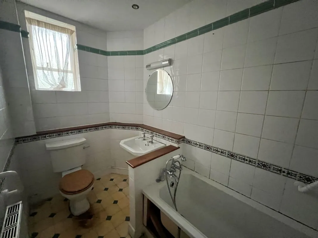 Exeter, Devon, EX4 4HF - Online Auctions