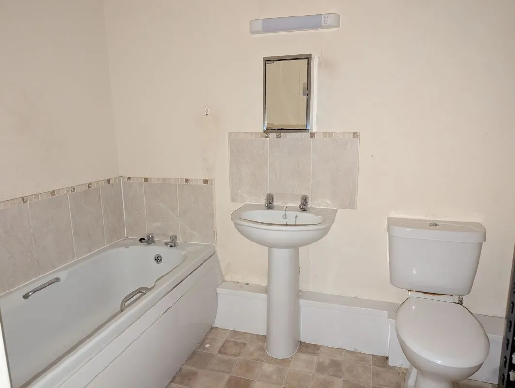 73 Bristol Road, Gloucester, Gloucestershire, GL2 4NE - Online Auctions