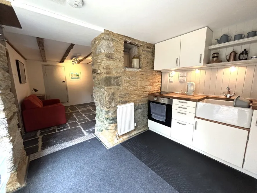 Property for Auction in South West - Basement Flat, 5 Trafalgar Square, Fowey, Cornwall PL23 1AZ