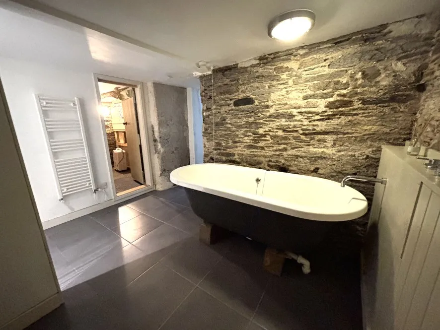 Property for Auction in South West - Basement Flat, 5 Trafalgar Square, Fowey, Cornwall PL23 1AZ