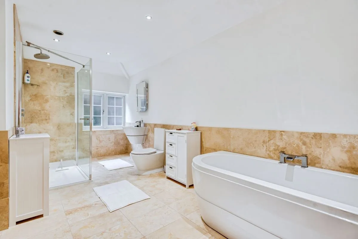Bishops Green, Newbury, Berkshire, RG20 4HS - Online Auctions