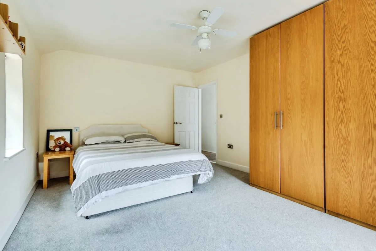 Bishops Green, Newbury, Berkshire, RG20 4HS - Online Auctions
