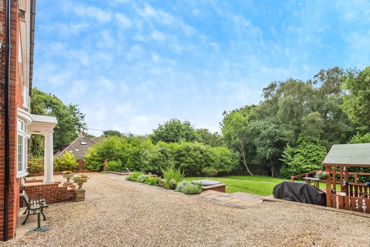 Bishops Green, Newbury, Berkshire, RG20 4HS - Online Auctions