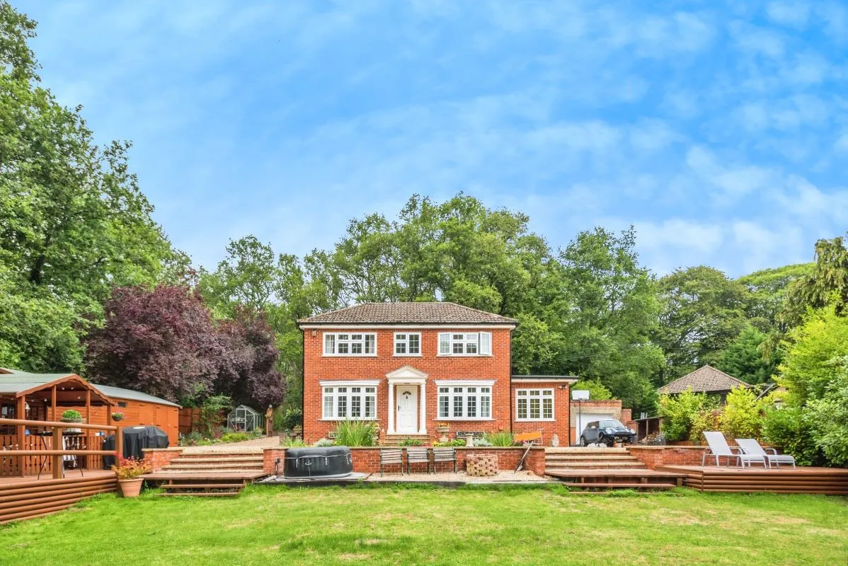 Bishops Green, Newbury, Berkshire, RG20 4HS - Online Auctions