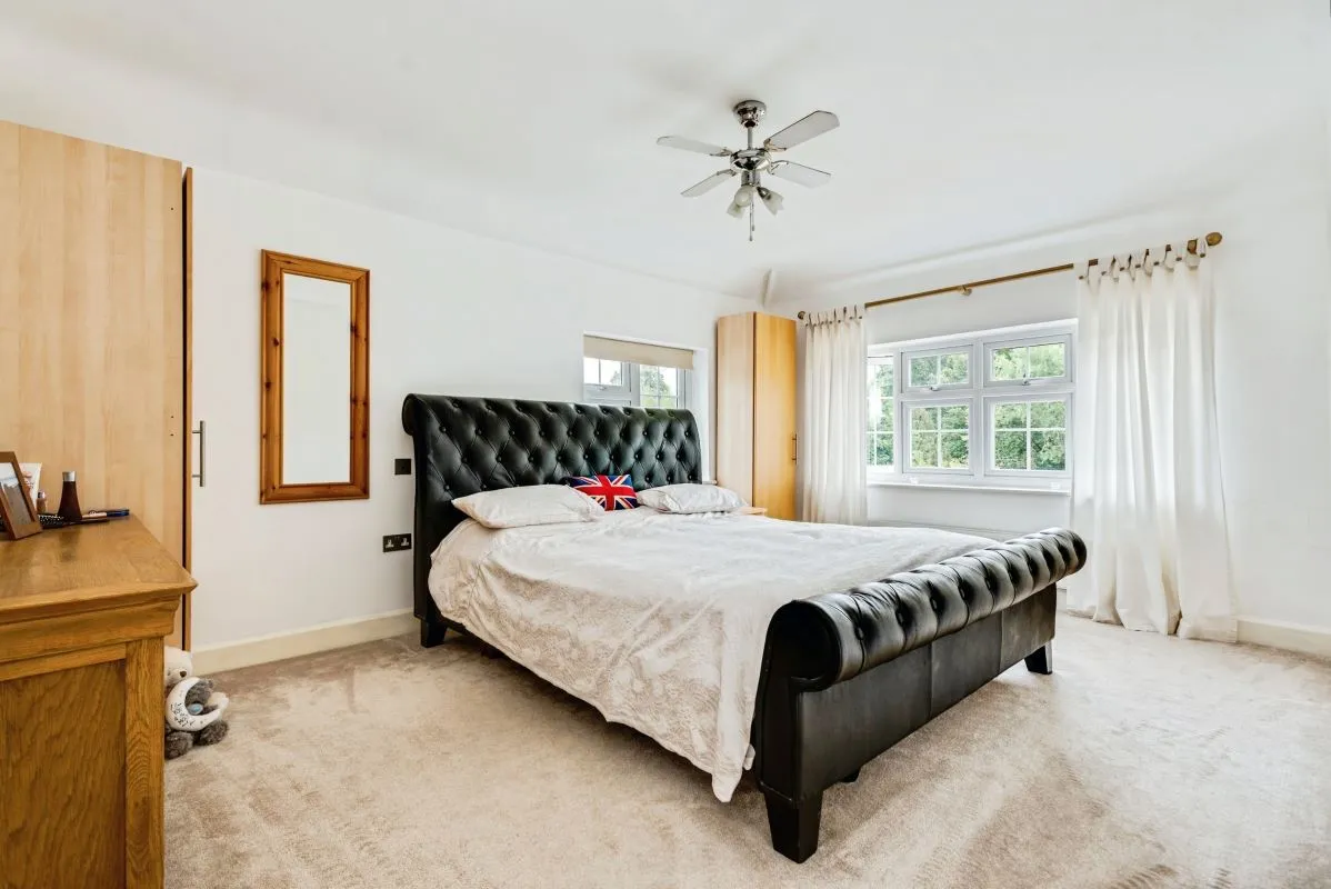 Bishops Green, Newbury, Berkshire, RG20 4HS - Online Auctions